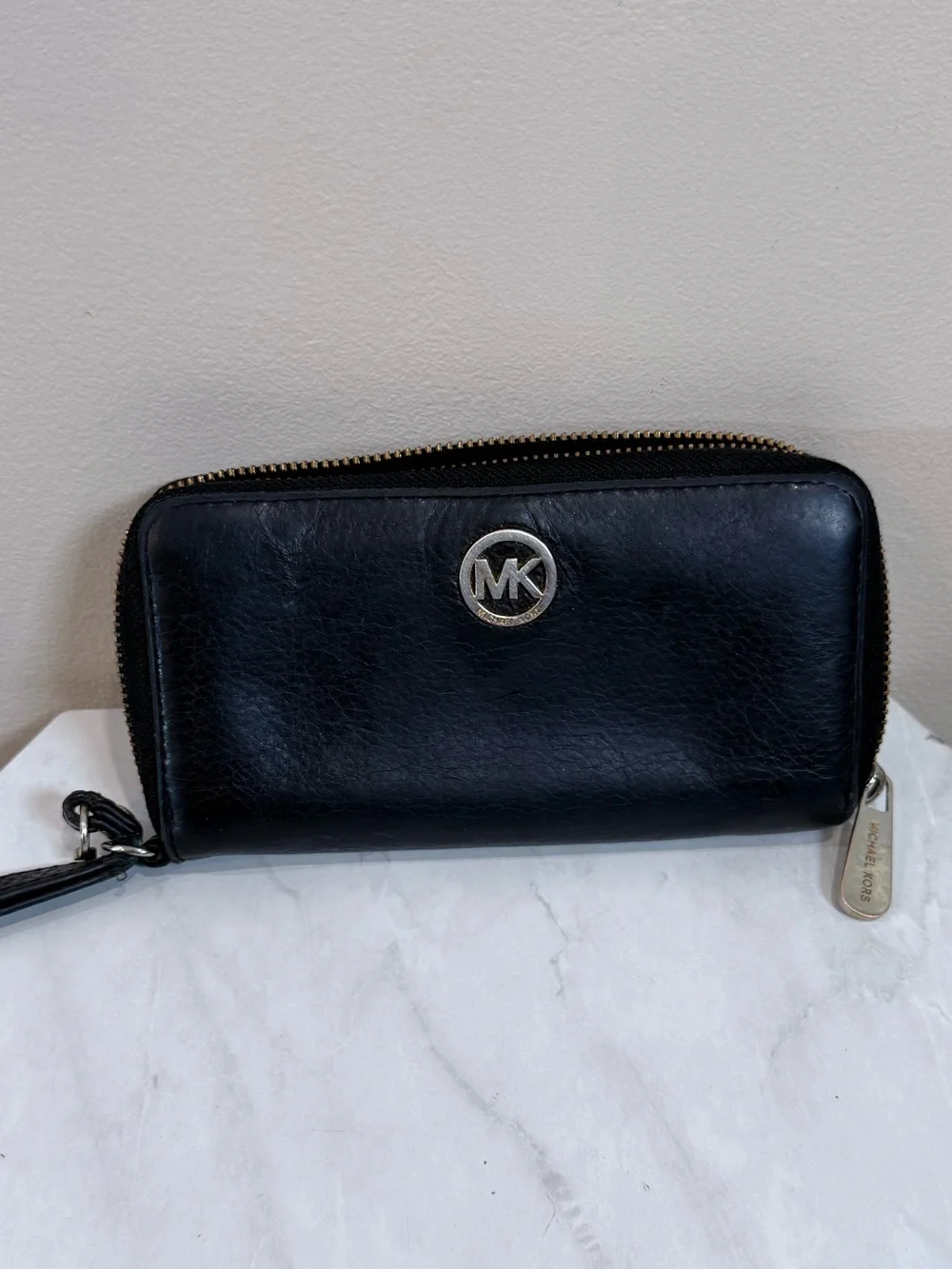 🔥Michael Kors Black Leather Zip-Around Wallet EUC🔥